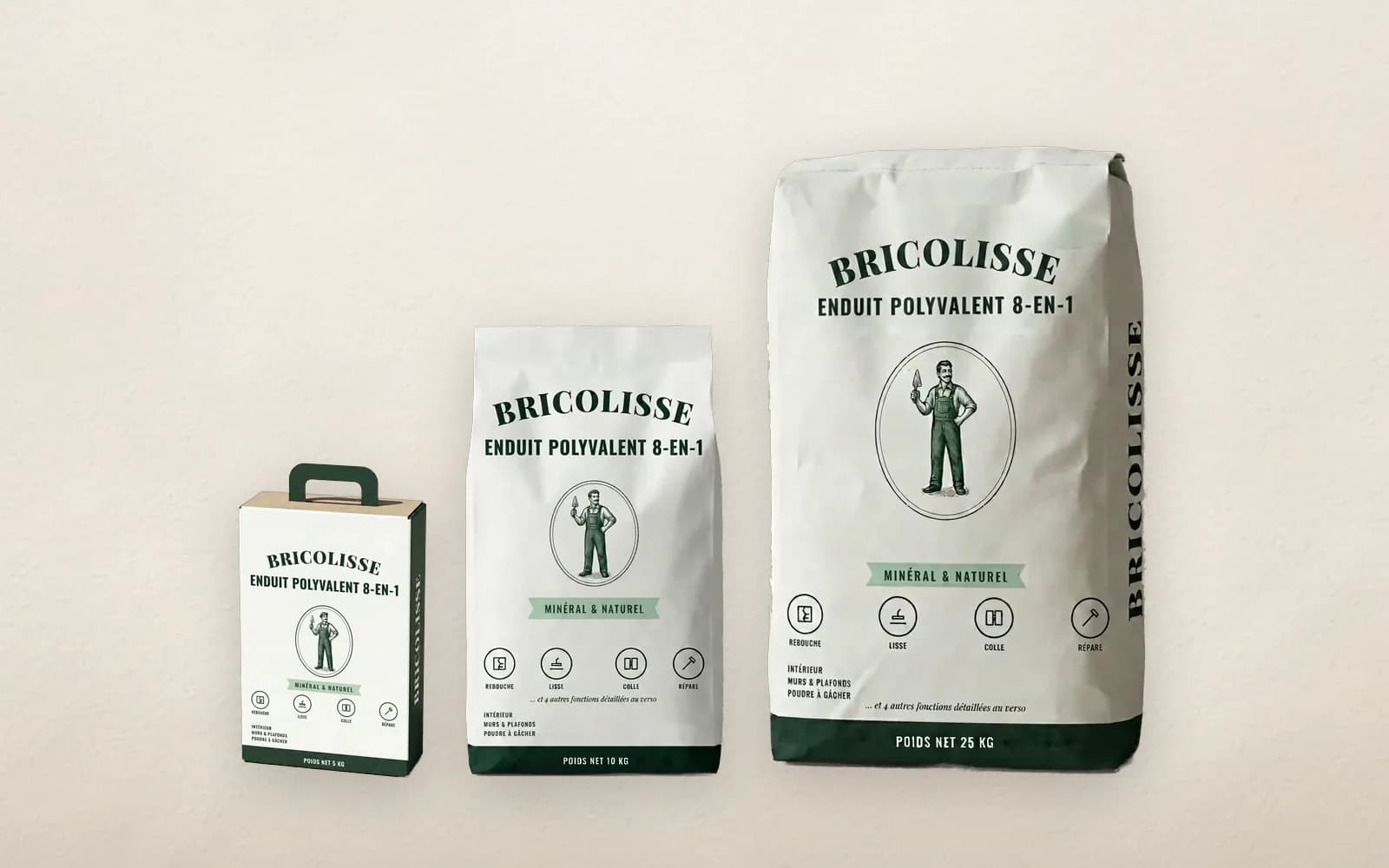 Les trois conditionnements Bricolisse réunis : la boîte de 5 kg, le sac de 10 kg et le sac de 25 kg.